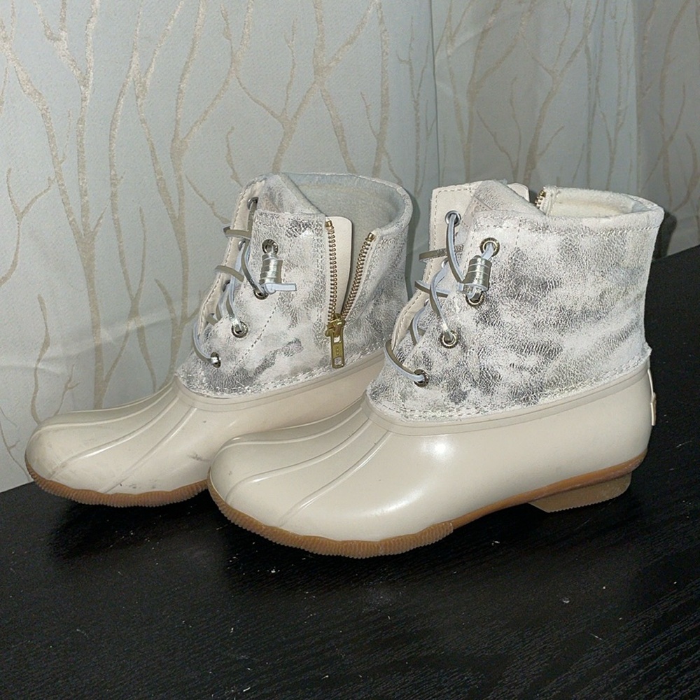 Women’s Sperry Salt water rain boot! Great condition!